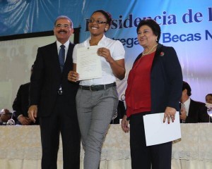 Danilo entrega becas del MESCyT