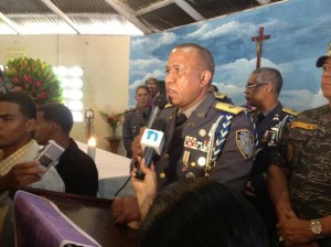 Jefe PN se dirige a los feligreses en la Misa de cuerpo presente al Tte. Olivares Reyes