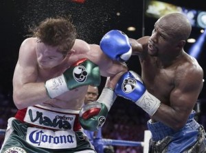 Floyd Mayweather vence a Saul Canelo