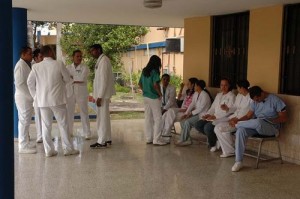 Médicos parados (Fuente externa)