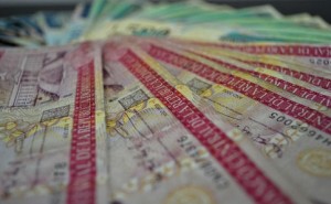 No habrá aumento para los trabadores público, pero si hay para senadores y funcionarios