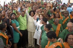Acto de graduación donde más de dos mil adultos reciben certificados de alfabetización en Los Alcarrizos.