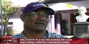 Militante se encadena frente al PLD