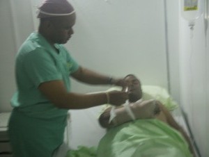 Raúl Monegro cuando era atendido en el hospital de SFM (Fuente externa)