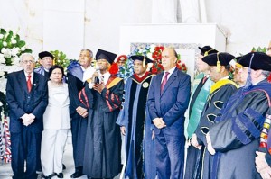 El vicerrector de la UASD, Francisco Terrero, recibe la resolución. 