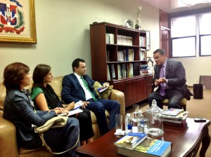 Ramón Ventura Camejo conversa con Ricard Bardía, Marta Ramírez y Diana Sainz.