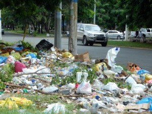 Basureros improvisados arropan barrios DN, moradores se quejan por falta de recogida
