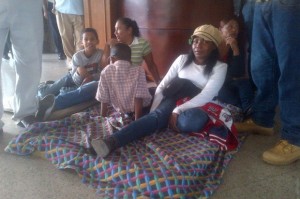 Familias protestan en loby de Santiago