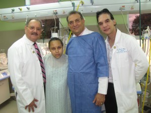 Madre de trillizos junto a médicos de la Maternidad La Altagracia