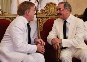 Wally Brewster y Danilo Medina (cortesía: @PresidenciaRD)