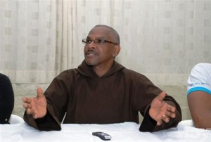 Sacerdote Fray Santiago pide al presidente Medina oír reclamos médicos