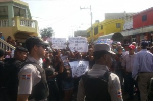 Policías en Los Alcarrizos