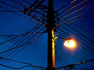 Hombre muere tras electrocutarse y caer de un segundo piso