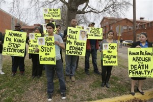 Manifestantes se colocaron afuera de la prisión