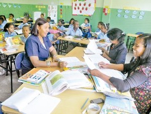 Incrementan salario para profesores activos y pensionados en un 10%