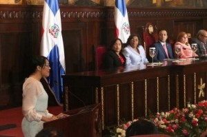 Francina Hungría es reconocida por la Cámara de Diputados. 