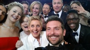 De izquierda a derecha y de atrás hacia adelante Jared Leto, Jennifer Lawrence, Meryl Streep, Ellen DeGeneres, Bradley Cooper, Peter Nyong’o Jr., Channing Tatum, Julia Roberts, Kevin Spacey, Brad Pitt, Lupita Nyong’o y Angelina Jolie 