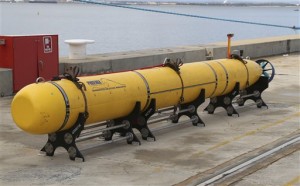 submarino de búsqueda listo para ser acoplado en la quilla del barco de la Armada Ocean Shield para buscar el vuelo desaparecido MH370 de Malaysia Airlines (AP)