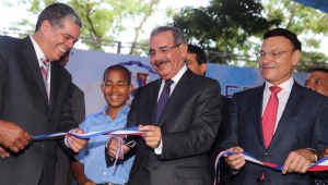 Corte de cinta del presidente Danilo Medina dejando inaugurados 3 centros educativos en El Seibo.