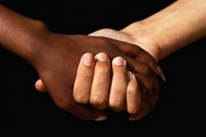 Manos interraciales (Fuente externa)