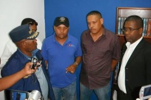 Junior Francisco Féliz y Féliz camisa marrón. Foto: El Caribe.