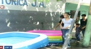 Ciudadanos DN instalan piscinas y toman otras medidas para sobrellevar el calor 