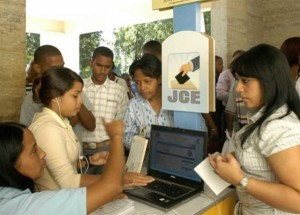 Oficialistas y opositores se acusan de cambios domiciliarios electores a Pedernales