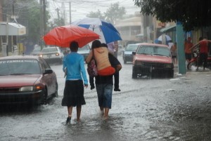 COE mantiene 10 provincias en alerta por aguaceros