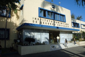 Médicos IDSS paralizan hospital de Salcedo