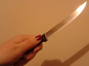 Mujer mata de puñalada a hombre de origen chino en la Duarte