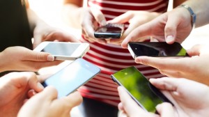 Estudio revela exorbitante cifra de veces que consumidores revisan sus teléfonos móviles al día