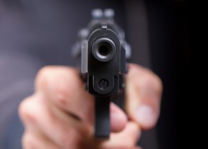 En San Pedro, San Francisco de Macorís un hombre le propinó cuatro disparos a una joven identificada como Esmerlyn Mejía.