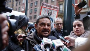 El mexicano Felipe de la Cruz, padre de uno de los supervivientes del ataque contra un grupo de normalistas de Ayotzinapa el pasado 26 de septiembre. Foto EFE