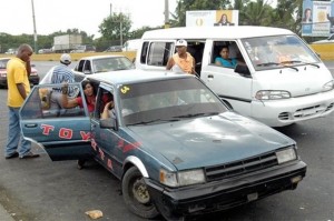 Choferes desafían autoridades con aumento del pasaje; pasajeros se quejan