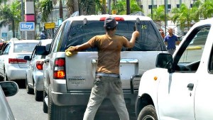 Limpia vidrios en Santo Domingo Este ejerce labor por las más diversas razones