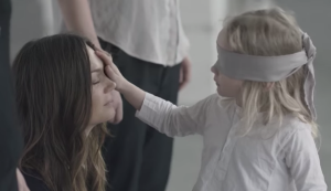 ¿Reconocerías a tu mamá con solo olerla y tocarle el rostro?