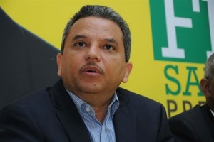 Fidel Santana comunicará impedimento de salida a EEUU a la presidenta a la CD