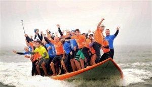 Nuevo récord de surf: 66 personas en una sola tabla