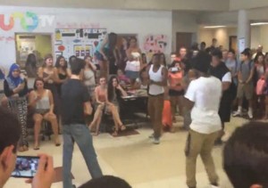 Un adolescente de aspecto ‘nerd’ sorprende a todos en un combate de baile
