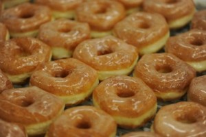 Voluntarios forman 24.000 donas para fijar récord mundial