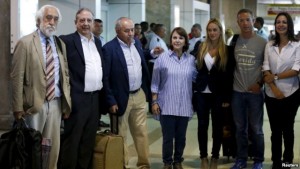 De izquierda a derecha, Josep Maldonado, Iñaqui Anasagasti, Dionisio García Carnero y Andrés Gil, junto a Mitzy de Ledezma, Lilian Tintori y María Corina Machado.