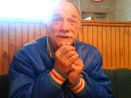 Mira la reacción de este hombre al enterarse que será abuelo