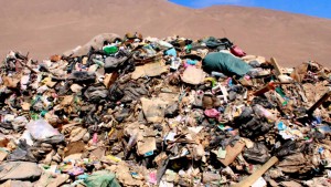 Comunitarios de Loma de Cabrera cierran vertedero; dicen estar cansados de la contaminación
