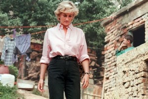 Imagen de archivo del 10 de agosto de 1997 de la princesa británica Diana ( saliendo de casa de Mirzeta Gabelic, víctima de una mina terrestre, en Sarajevo, Bosnia-Herzegovina. EFE/Fehim Demi