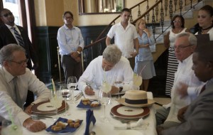En el Café del Oriente, un breve descanso para tomar un refrigerio. Foto: Ismael Francisco/ Cubadebate