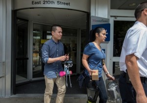 Inspectores del Departamento de Salud del estado en sus labores de examinar edificios con posible presencia de la infección.