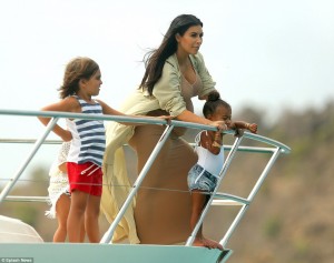 Kim Kardashian mostró con orgullo su barriguita en un pequeño bikini