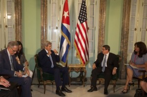 El Secretario Kerry fue recibido, en la sede de la Cancillería, por el Ministro de Relaciones Exteriores, Bruno Rodríguez Parrilla, para sostener conversaciones sobre temas de interés bilateral. Con posterioridad, ofrecerán una conferencia de prensa conjunta. Foto: Ismael Francisco/ Cubadebate