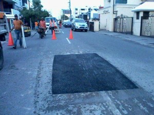 MOPC termina bacheo y tapa alcantarillas avenida Charles Summer