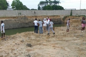 Tres niños se ahogan tras caer en excavación para escuela en Dajabón